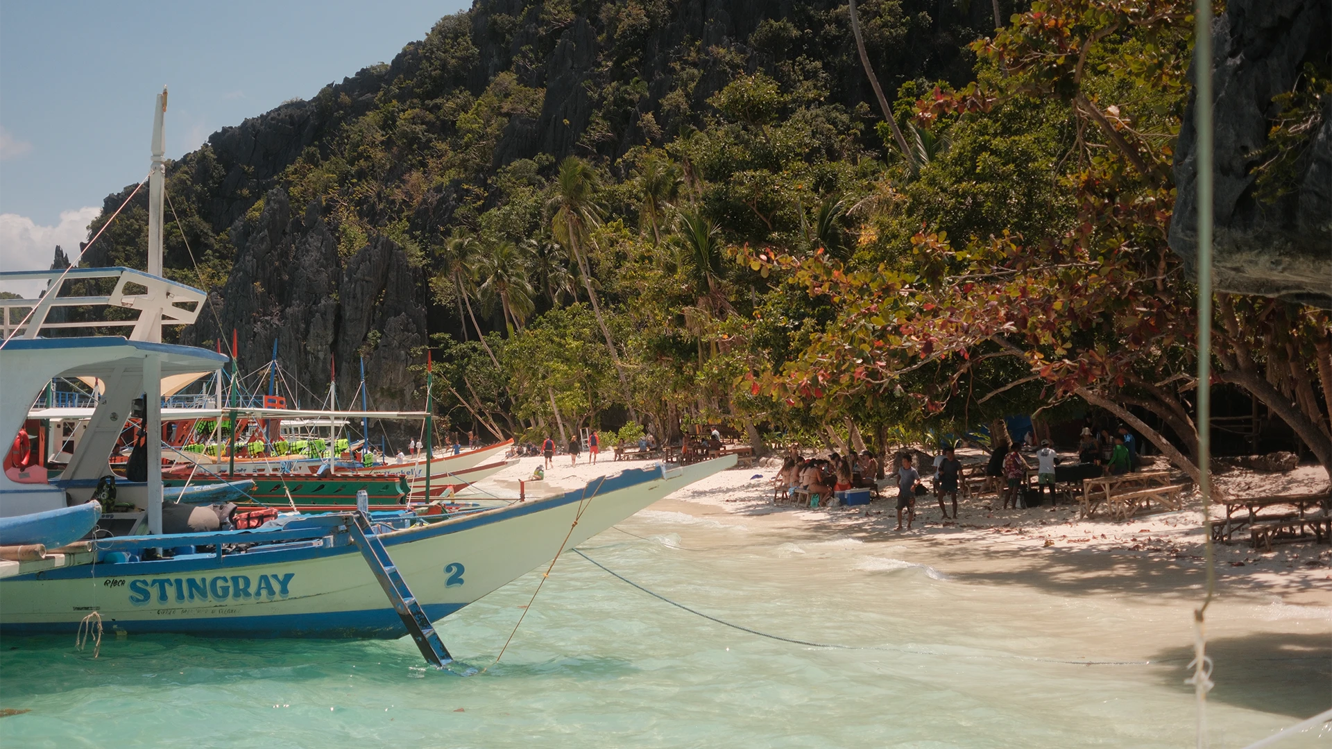 Boten bij het strand van Entalula Island bij El Nido