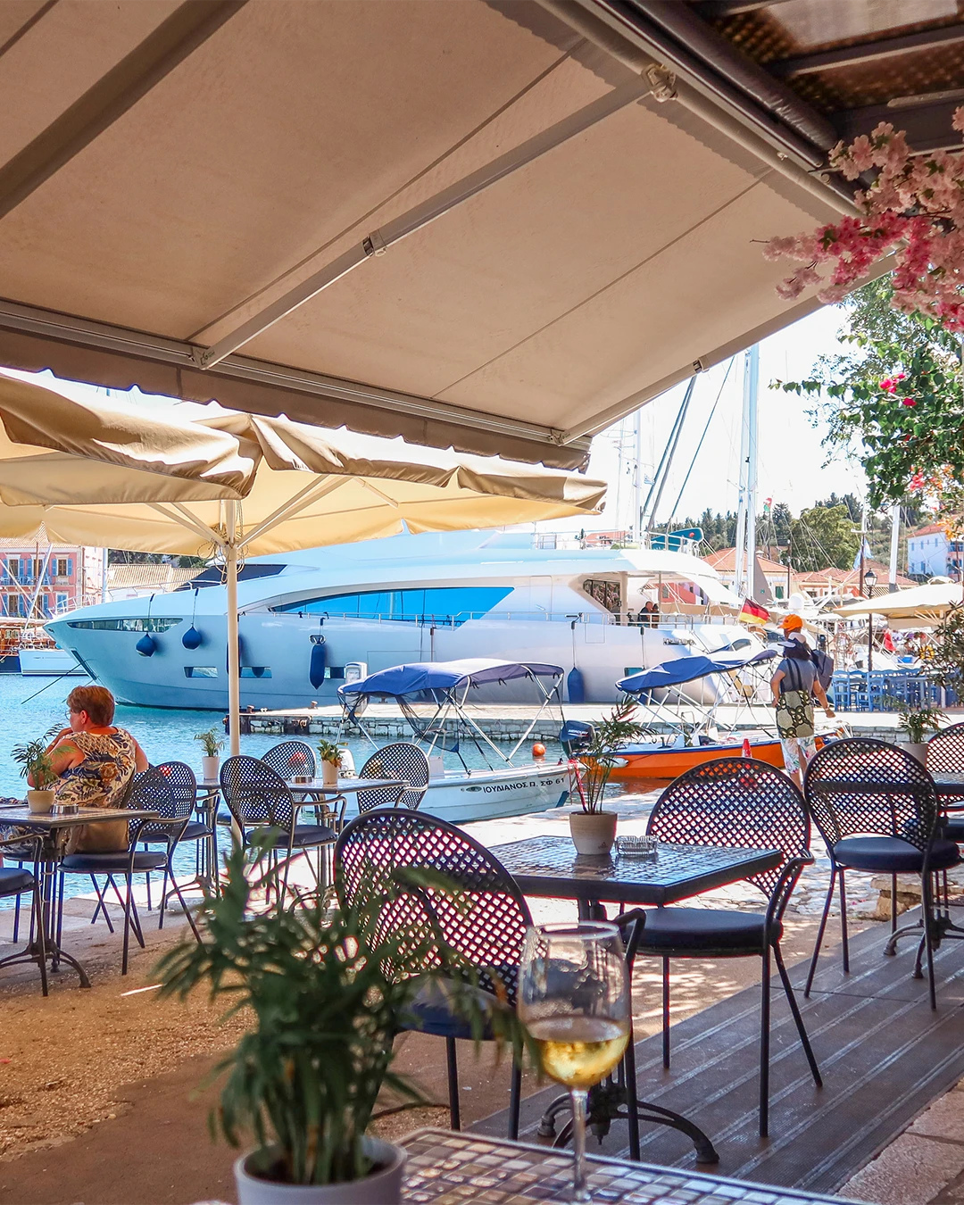 Terras met uitzicht op de haven van Fiskardo op Kefalonia
