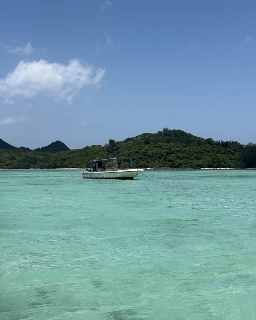 Boot op het heldere turquoise water van Kabira Bay op Ishigaki