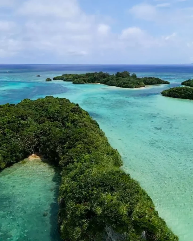 Turquoise water en groene eilandjes in Kabira Bay op Ishigaki