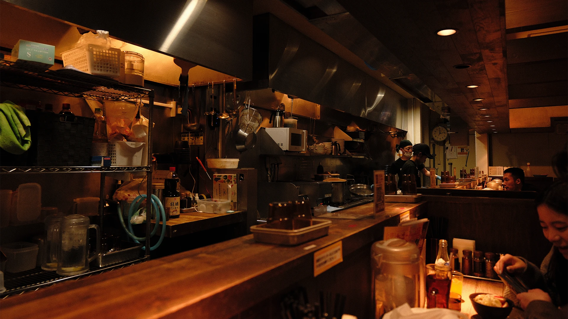 Houten bar met flessen en zitplaatsen in een Japans restaurant