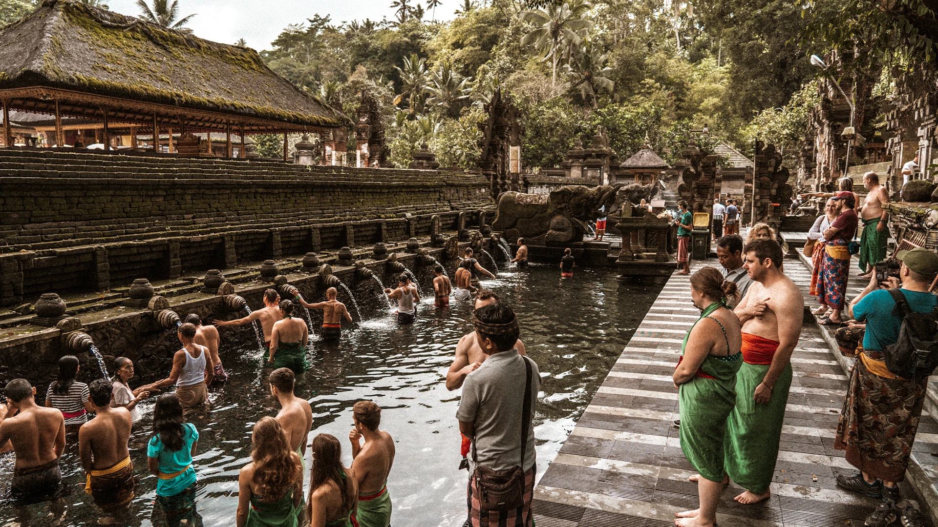 Bezoekers in het reinigingsbad van Tirta Empul op Bali