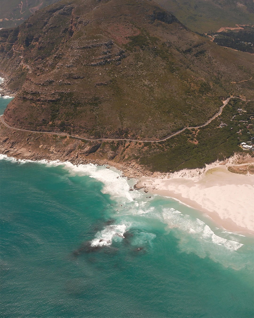 Uitzicht vanuit een helikopter op de kust bij Kaapstad
