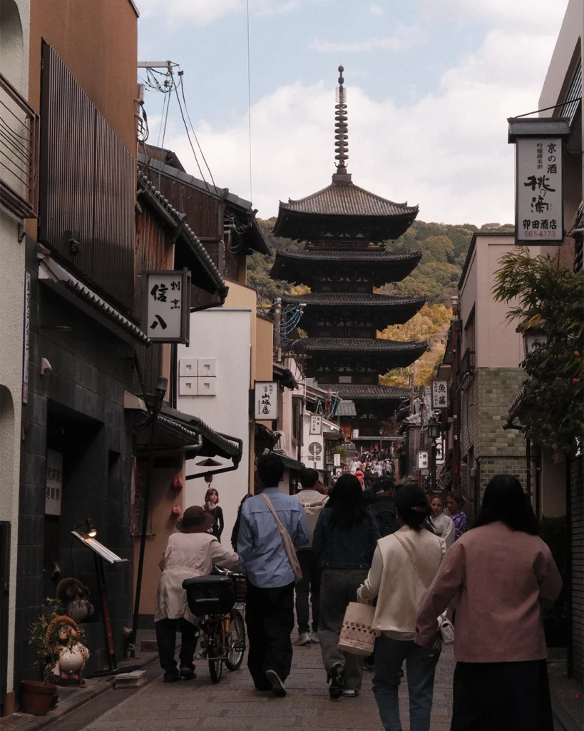 Straat met traditionele huizen en een pagode in Kyoto