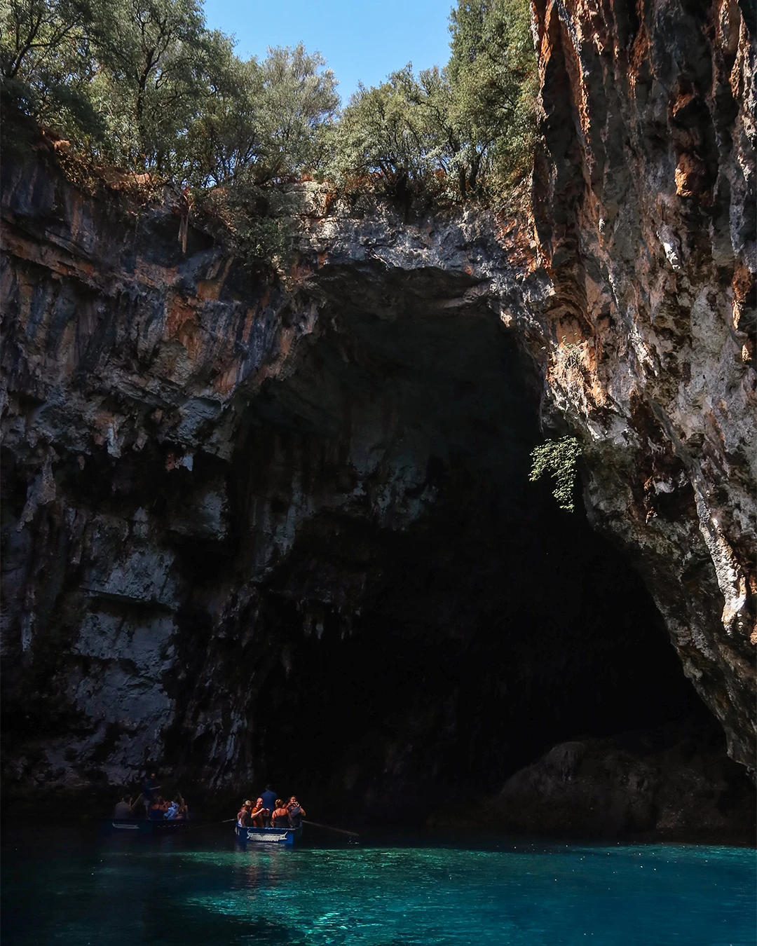 Rotswanden en een roeiboot in de Melissani-grot op Kefalonia