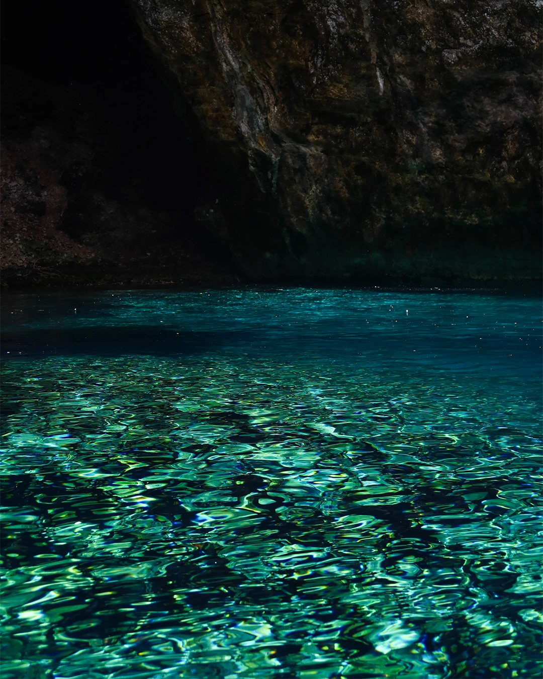 Helder turquoise water in de Melissani-grot op Kefalonia