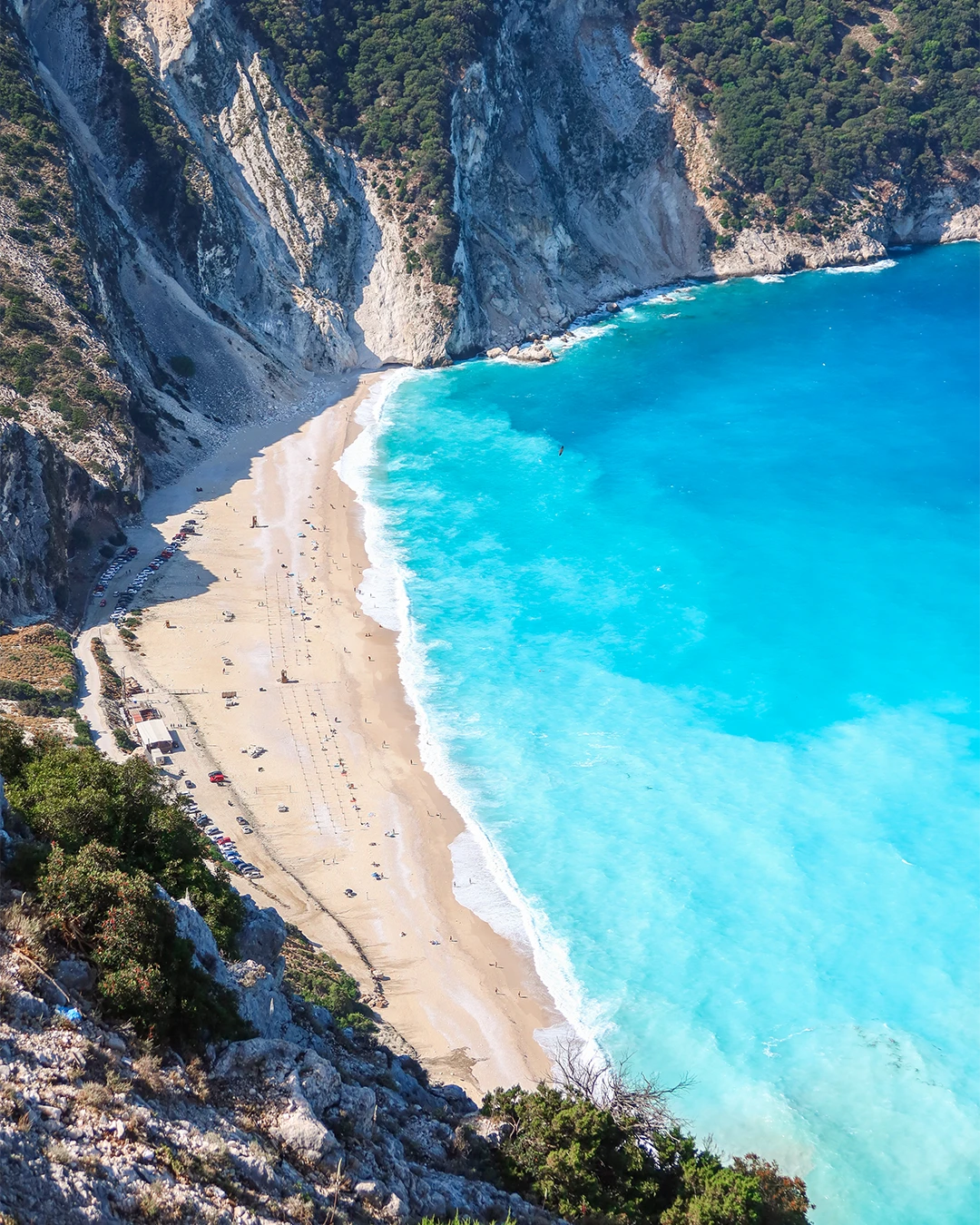 Turquoise zee en het witte strand van Myrtos Beach op Kefalonia