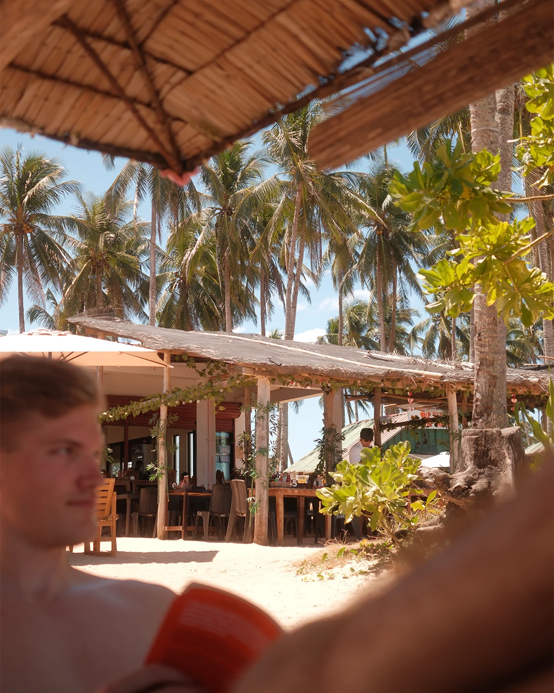Zitplekken in de schaduw van palmbomen bij Nacpan Beach