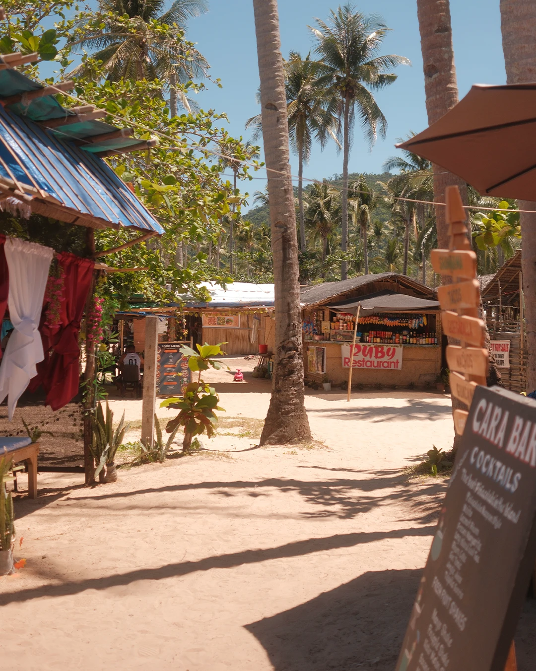 Strandtent tussen de palmbomen bij Nacpan Beach op Palawan