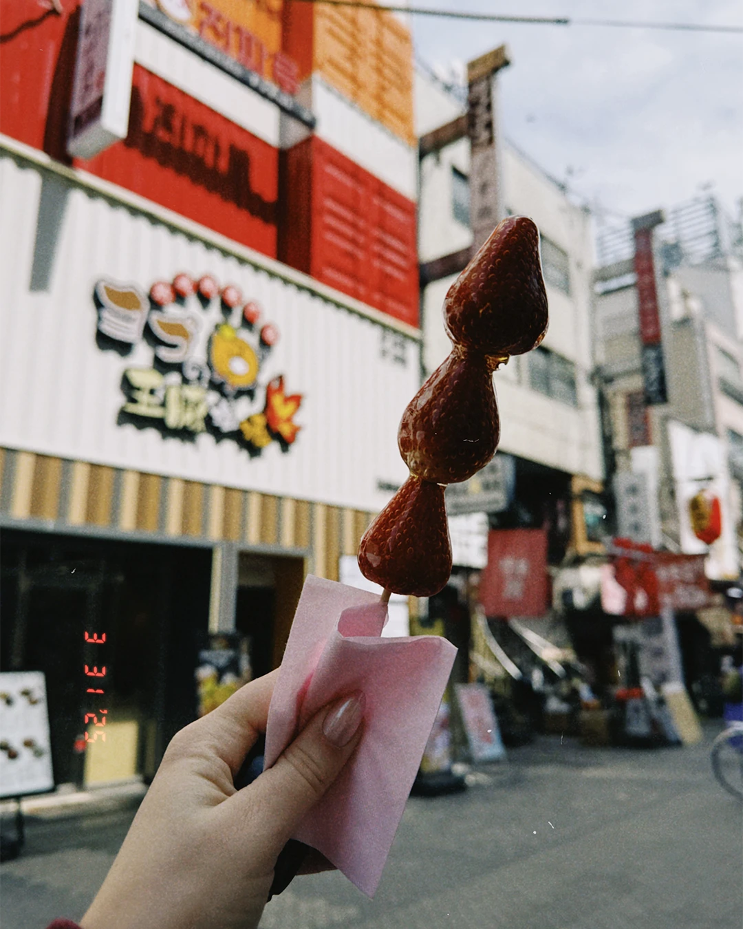 Fruit op een stokje voor een eetkraam in Osaka