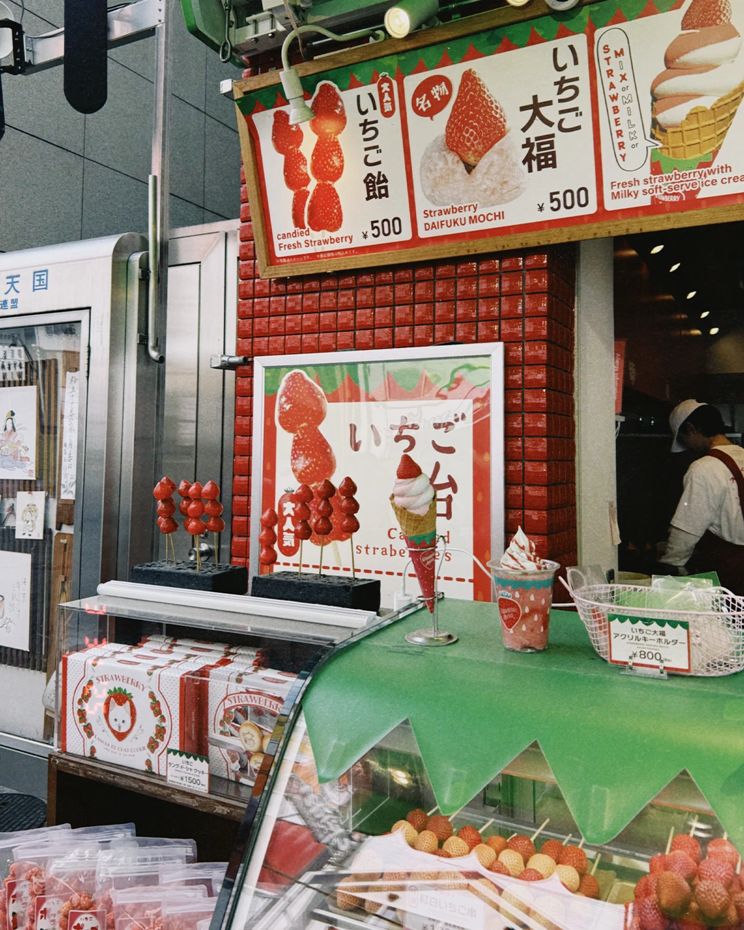 Japanse eetkraam met snacks en menuborden in Osaka