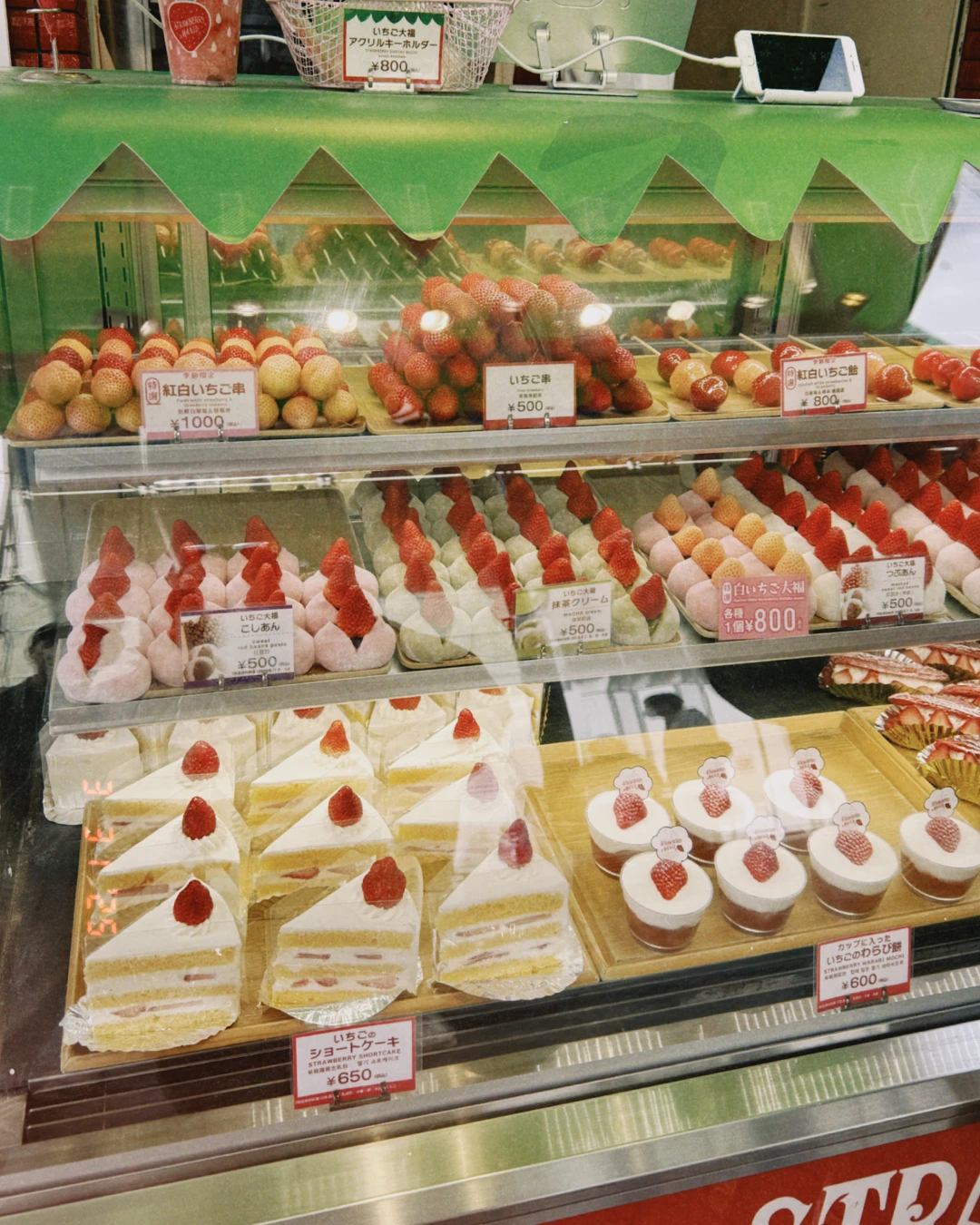 Uitgestalde zoete snacks bij een eetkraam in Osaka