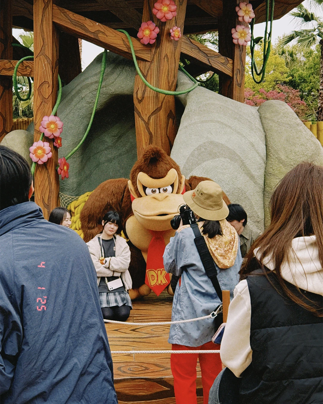 Donkey Kong tussen bezoekers in Universal Studios Japan