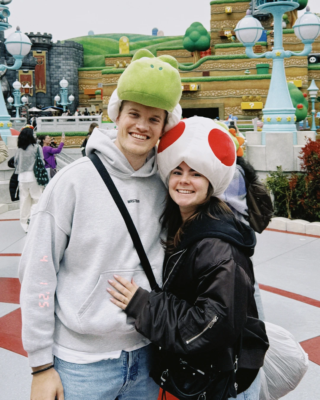 Twee bezoekers met Nintendo-mutsen in Universal Studios Japan in Osaka