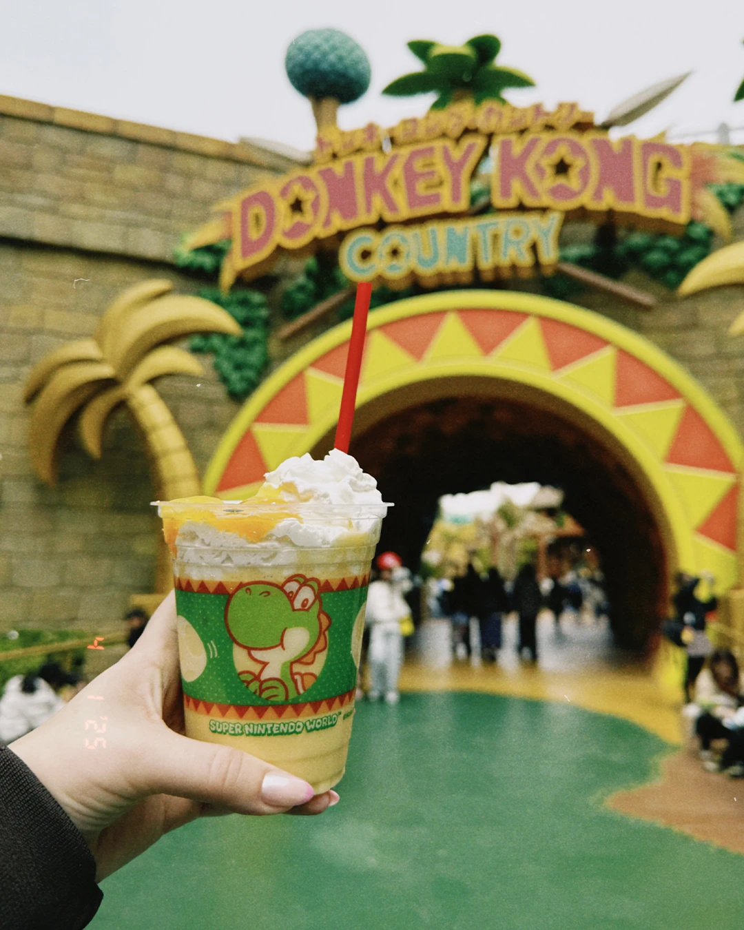 Drankje voor de ingang van Donkey Kong Country in Universal Studios Japan